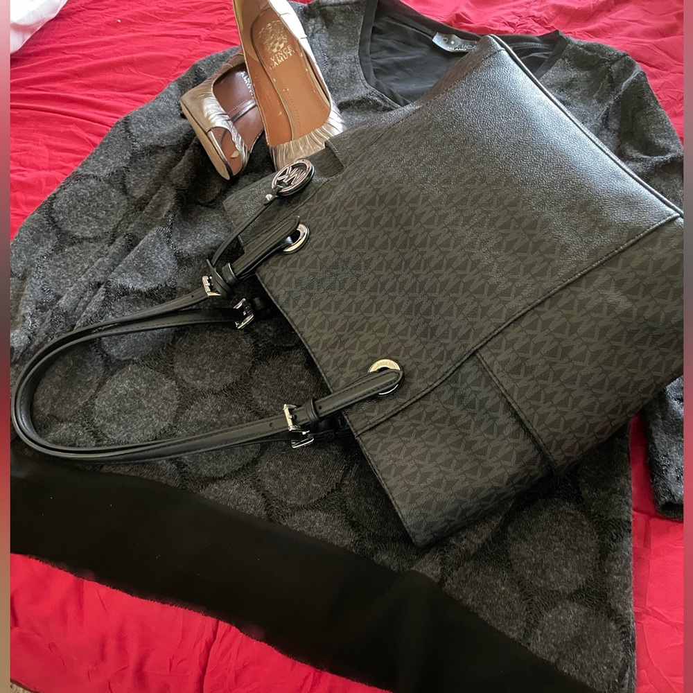MICHAEL Michael Kors
East-West Monogram Zip Tote Bag  NWOT - Picture 7 of 16